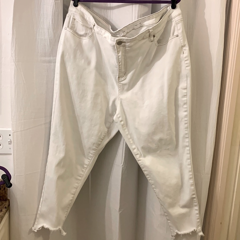 White jeans with stretchy material. Very comfortable!